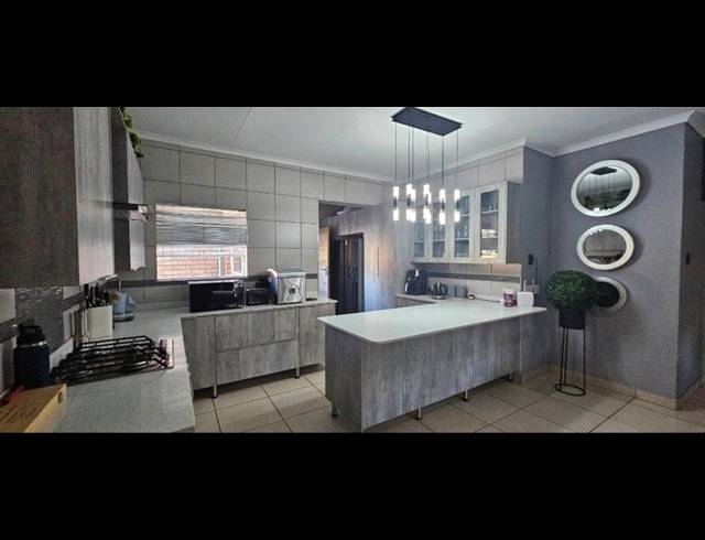 3 BEDROOM TOWNHOUSE FOR SALE IN THREE RIVERS PROPER